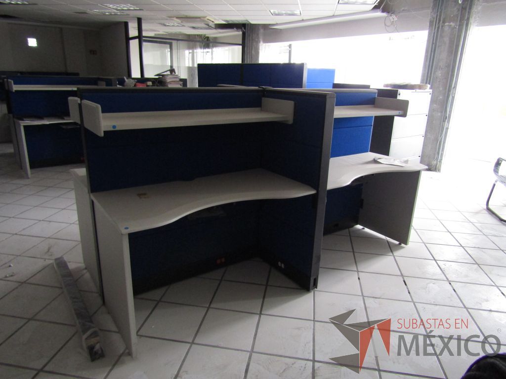 Lote 138 - Estación de trabajo para 4 personas con 4 repisas para documentos