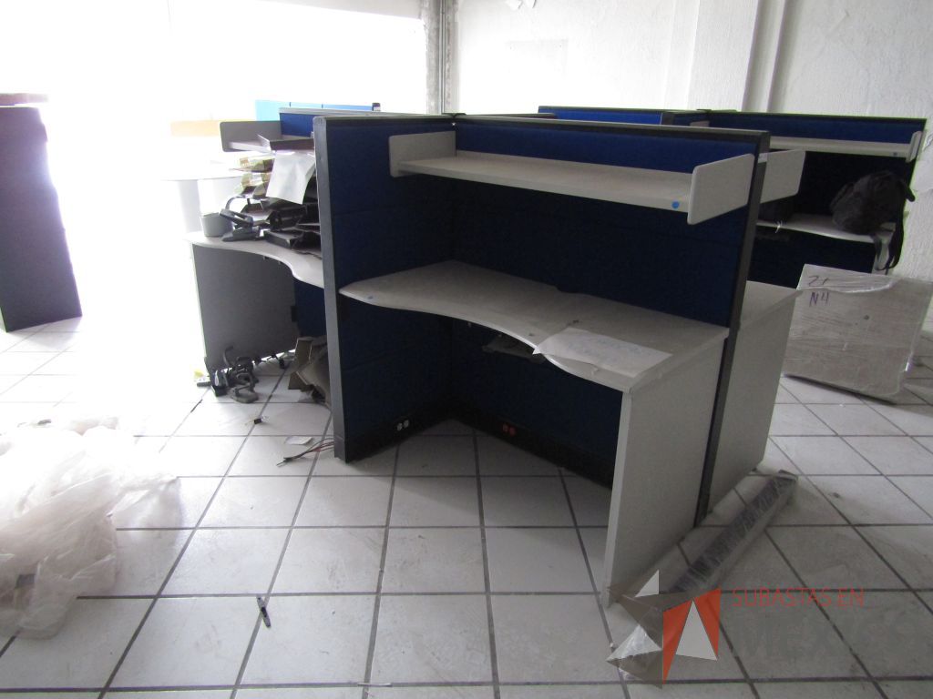 Lote 138 - Estación de trabajo para 4 personas con 4 repisas para documentos - Imagen 4