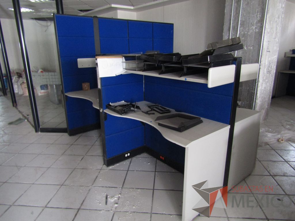 Lote 006 - Estación de trabajo para 4 personas, pizarrón blanco y 4 Archiveros verticales de 3 cajones