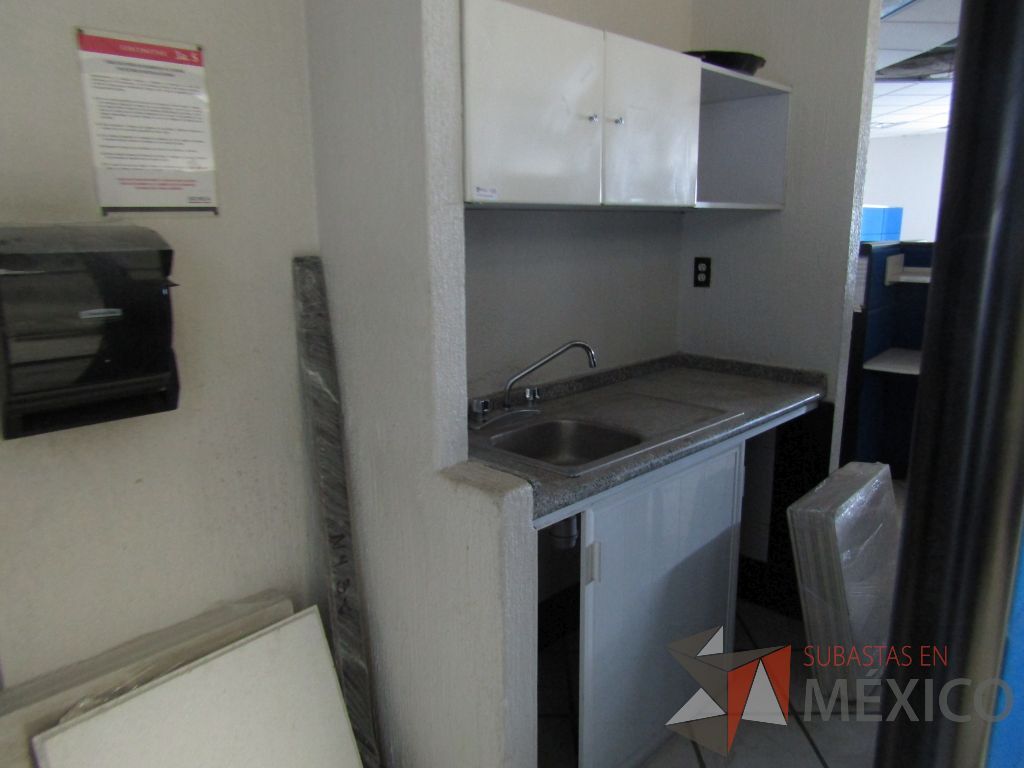 Lote 140 - Mueble con tarja, 2 puertas corredizas, 1 gaveta superior empotrada, un entrepaño y dos lámparas azules