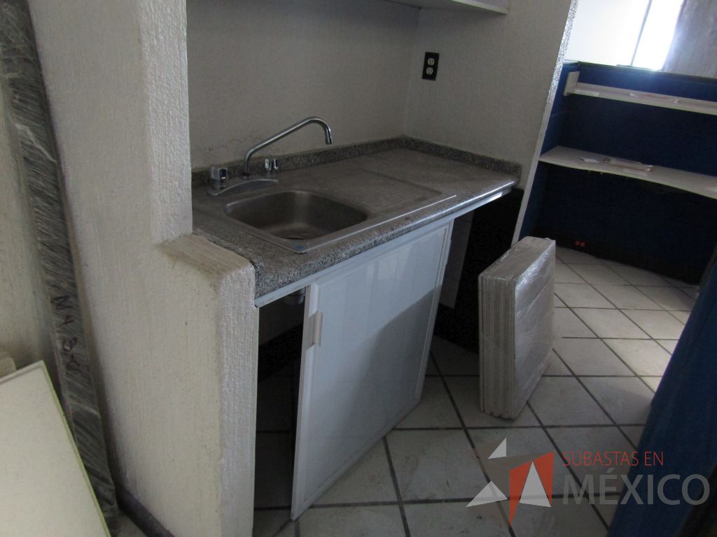 Lote 140 - Mueble con tarja, 2 puertas corredizas, 1 gaveta superior empotrada, un entrepaño y dos lámparas azules - Imagen 2