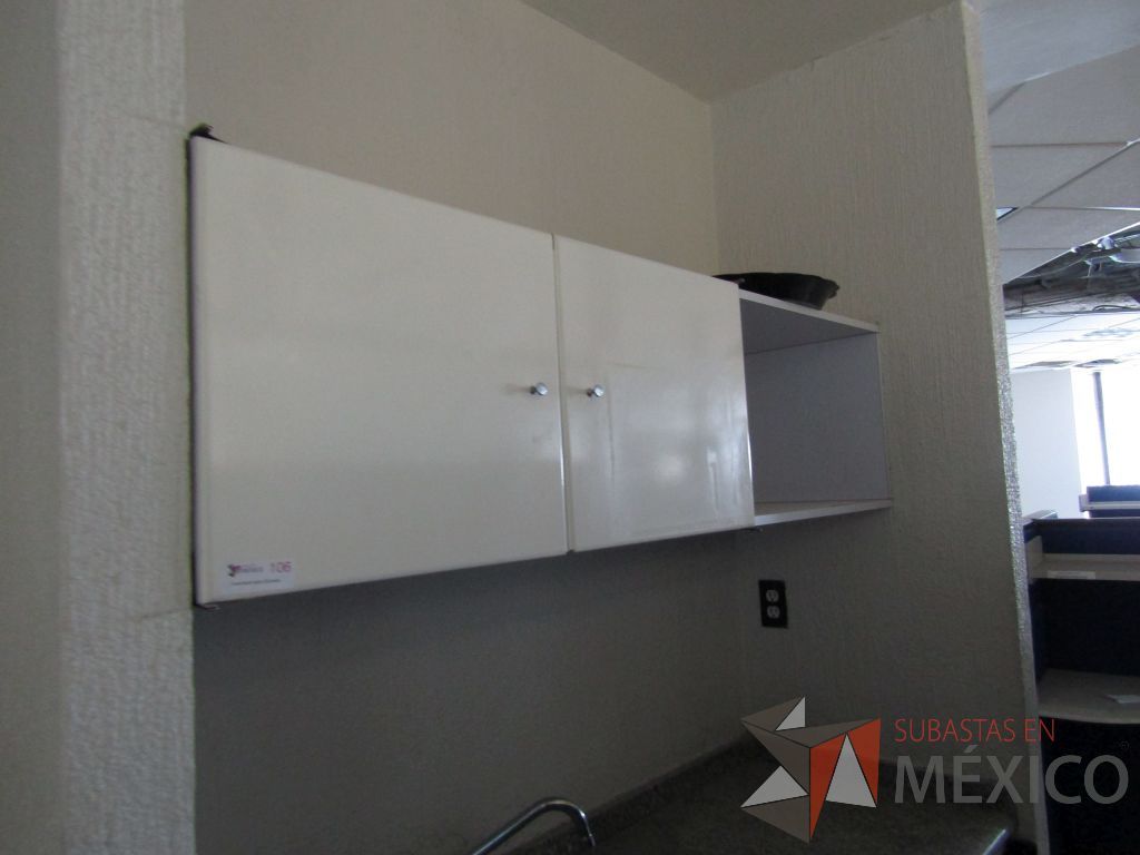 Lote 140 - Mueble con tarja, 2 puertas corredizas, 1 gaveta superior empotrada, un entrepaño y dos lámparas azules - Imagen 3
