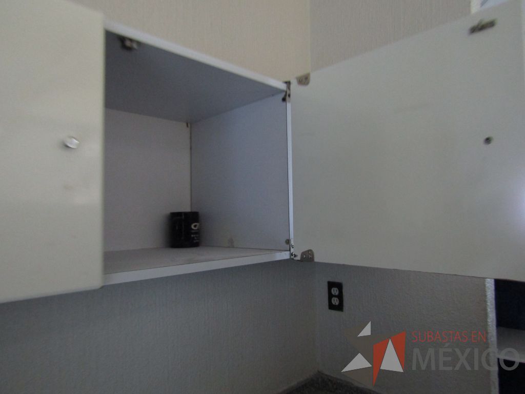 Lote 140 - Mueble con tarja, 2 puertas corredizas, 1 gaveta superior empotrada, un entrepaño y dos lámparas azules - Imagen 4