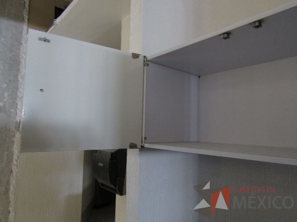 Lote 140 - Mueble con tarja, 2 puertas corredizas, 1 gaveta superior empotrada, un entrepaño y dos lámparas azules - Imagen 5