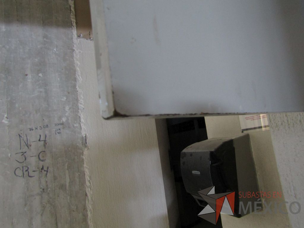 Lote 140 - Mueble con tarja, 2 puertas corredizas, 1 gaveta superior empotrada, un entrepaño y dos lámparas azules - Imagen 6