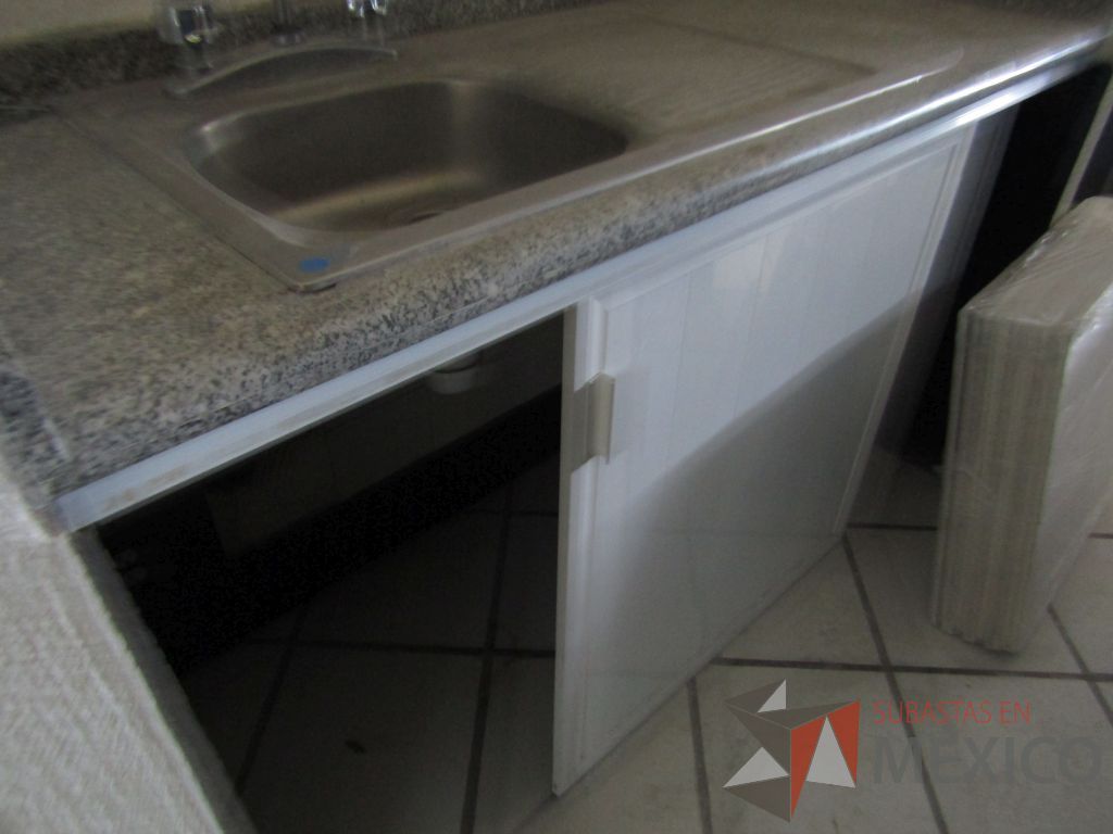 Lote 140 - Mueble con tarja, 2 puertas corredizas, 1 gaveta superior empotrada, un entrepaño y dos lámparas azules - Imagen 7