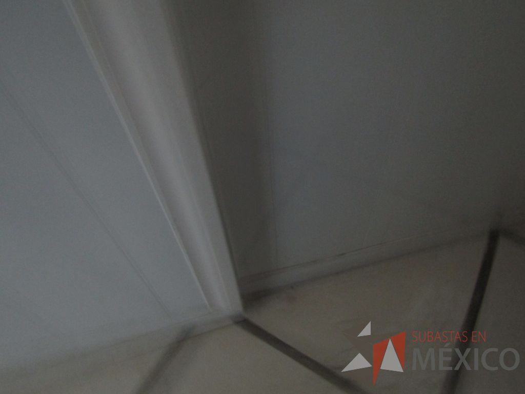 Lote 140 - Mueble con tarja, 2 puertas corredizas, 1 gaveta superior empotrada, un entrepaño y dos lámparas azules - Imagen 8