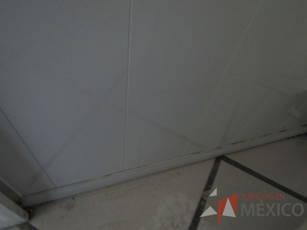 Lote 140 - Mueble con tarja, 2 puertas corredizas, 1 gaveta superior empotrada, un entrepaño y dos lámparas azules - Imagen 9