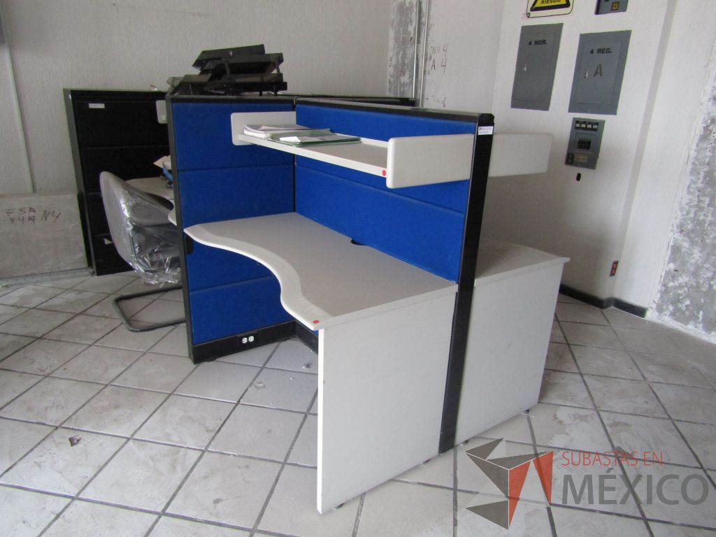 Lote 141 - Estación de trabajo para 4 personas con 4 repisas para documentos - Imagen 2