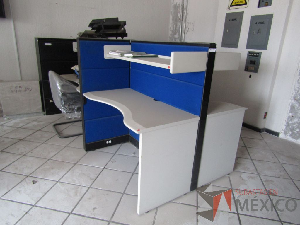 Lote 141 - Estación de trabajo para 4 personas con 4 repisas para documentos - Imagen 3