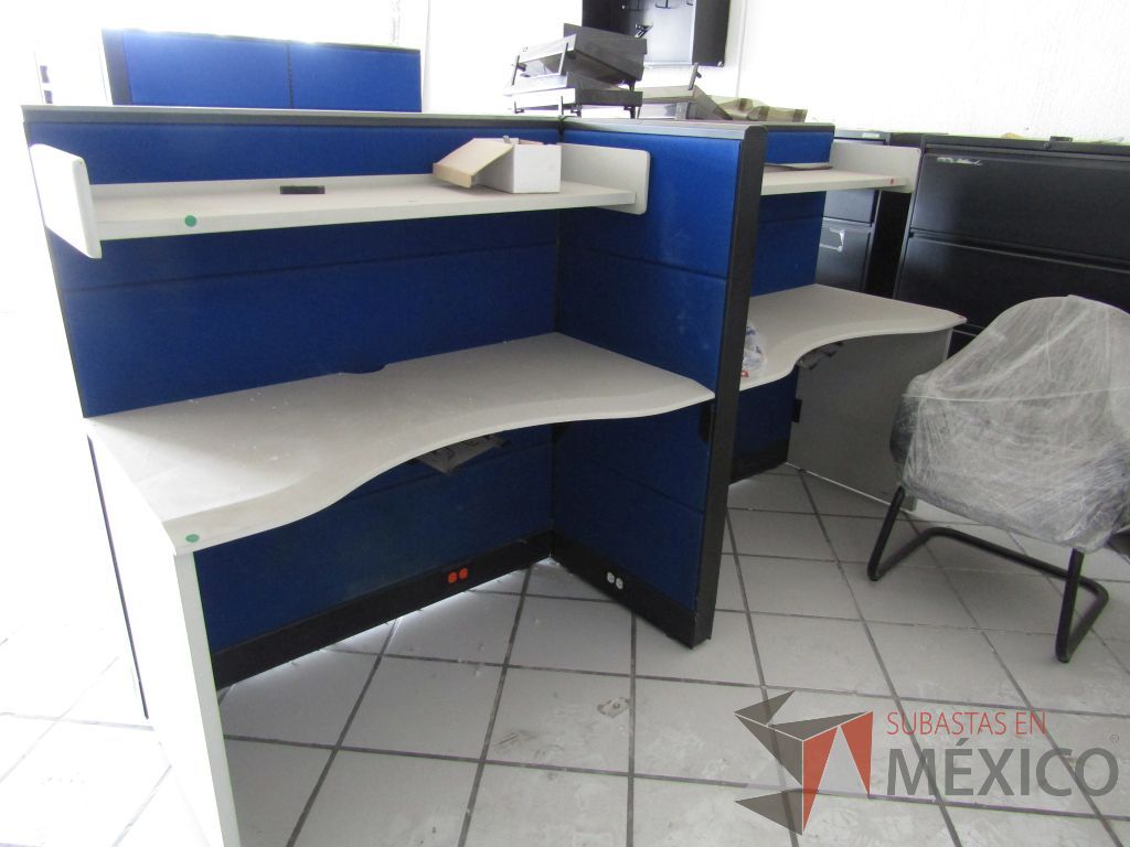 Lote 141 - Estación de trabajo para 4 personas con 4 repisas para documentos - Imagen 4