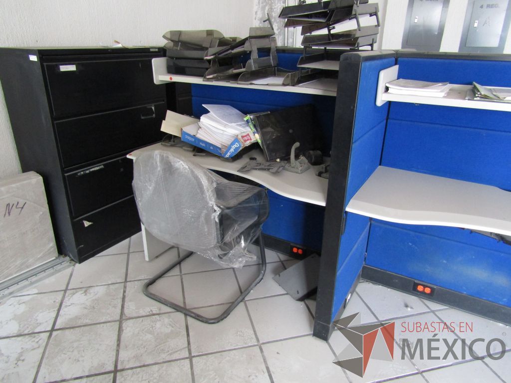 Lote 141 - Estación de trabajo para 4 personas con 4 repisas para documentos - Imagen 15