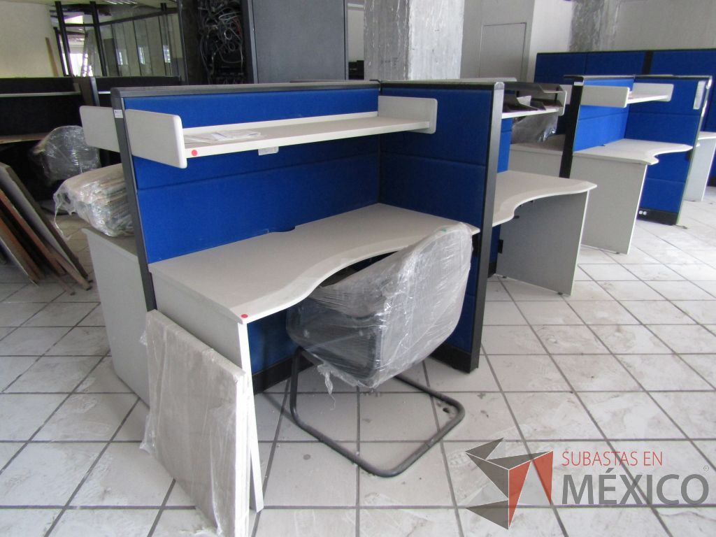 Lote 142 - Estación de trabajo para 4 personas con 4 repisas para documentos - Imagen 2