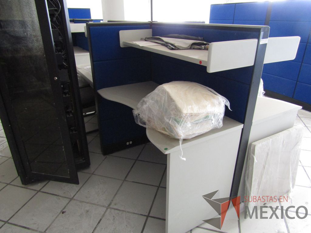 Lote 142 - Estación de trabajo para 4 personas con 4 repisas para documentos - Imagen 3