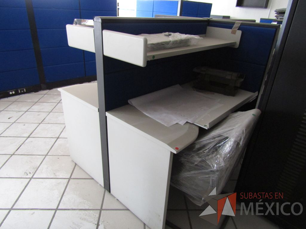 Lote 142 - Estación de trabajo para 4 personas con 4 repisas para documentos - Imagen 4