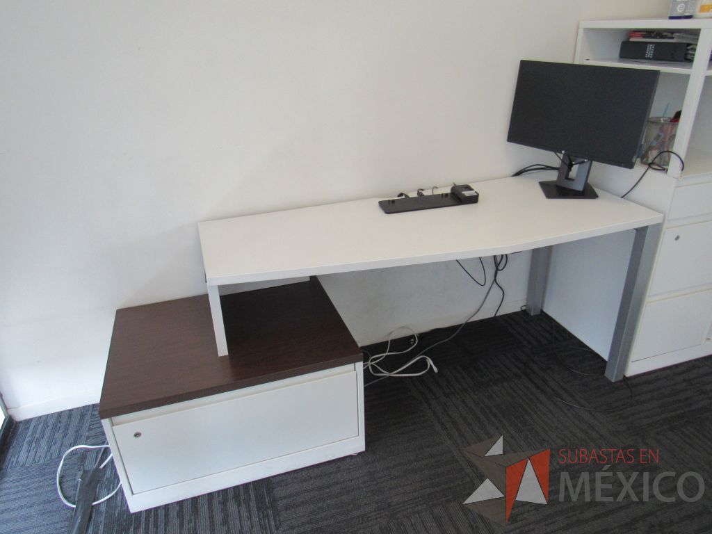 Lote 054 - Escritorio en escuadra en 2 piezas con escritorio fijo, escritorio con ruedas y gabinete de 1 cajón color blanco - Imagen 8