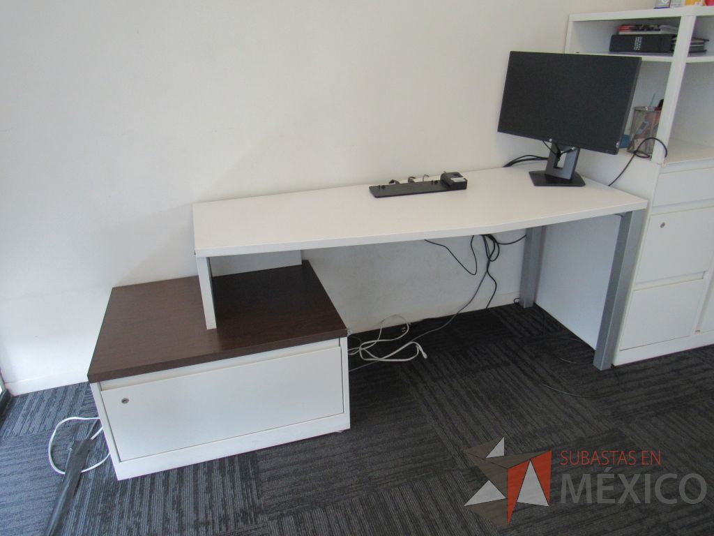 Lote 054 - Escritorio en escuadra en 2 piezas con escritorio fijo, escritorio con ruedas y gabinete de 1 cajón color blanco - Imagen 9