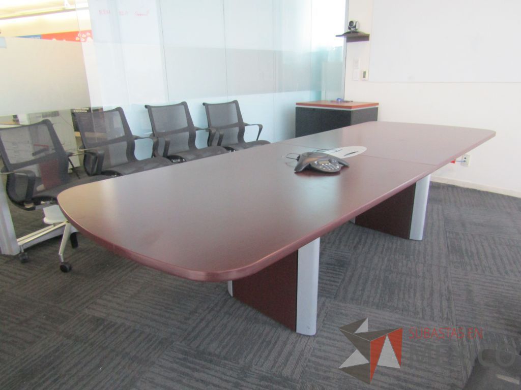 Lote 061 - Mesa de sala de juntas para 10 personas con accesorios para conexión y cubierta color café