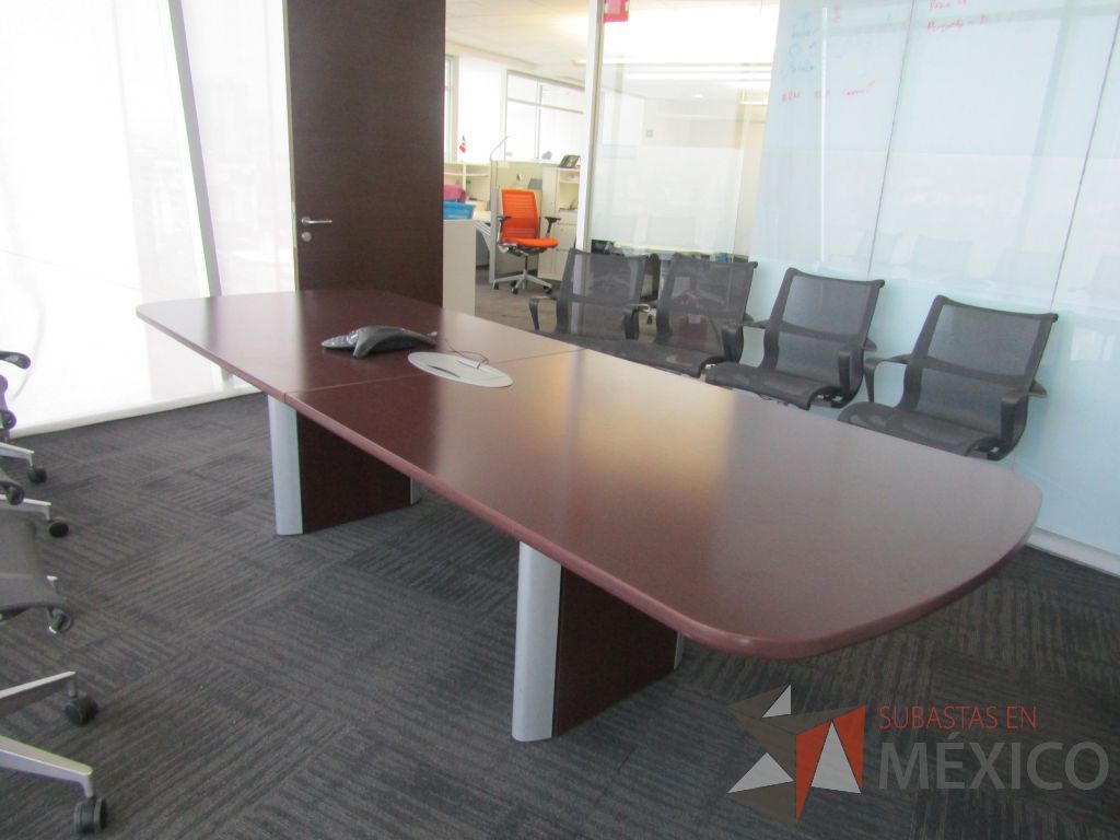Lote 061 - Mesa de sala de juntas para 10 personas con accesorios para conexión y cubierta color café - Imagen 9