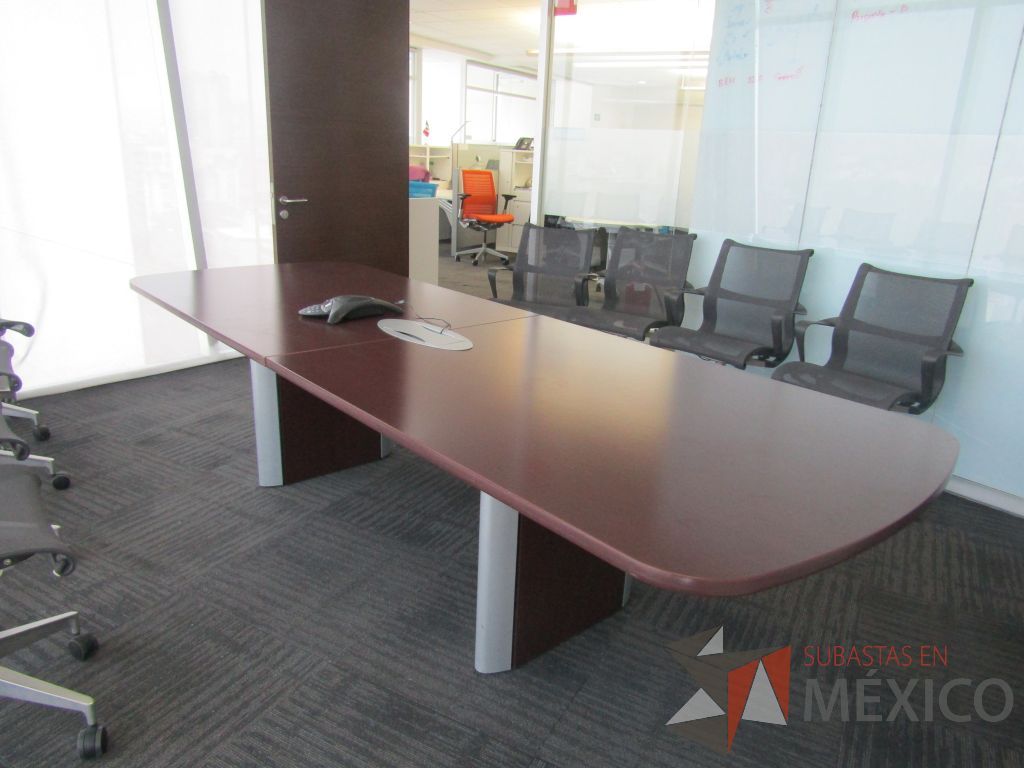 Lote 061 - Mesa de sala de juntas para 10 personas con accesorios para conexión y cubierta color café - Imagen 10