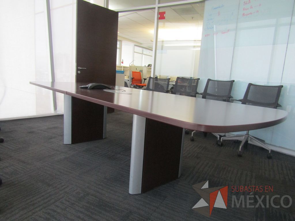 Lote 061 - Mesa de sala de juntas para 10 personas con accesorios para conexión y cubierta color café - Imagen 11