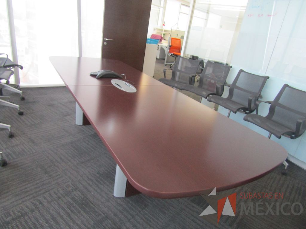 Lote 061 - Mesa de sala de juntas para 10 personas con accesorios para conexión y cubierta color café - Imagen 12