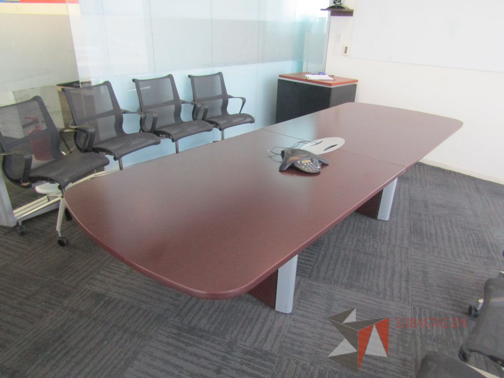 Lote 061 - Mesa de sala de juntas para 10 personas con accesorios para conexión y cubierta color café - Imagen 14
