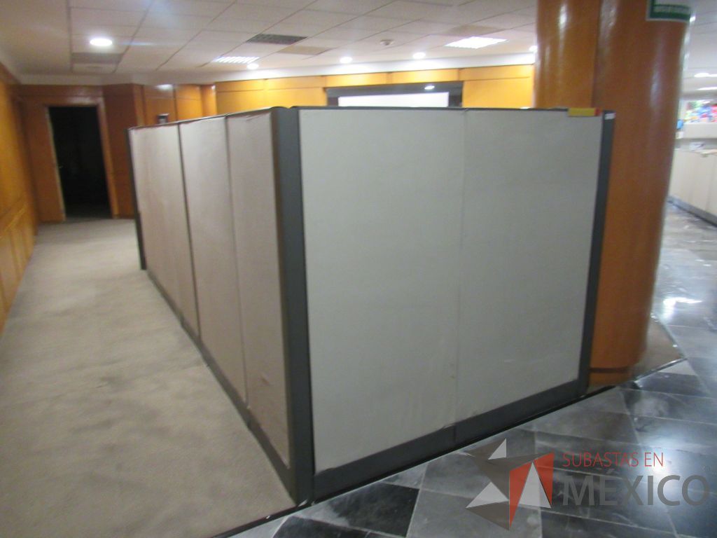 Lote 049 - Estación de trabajo de mampara alta para 2 personas con 2 archiveros de pedestal de 3 cajones - Imagen 3