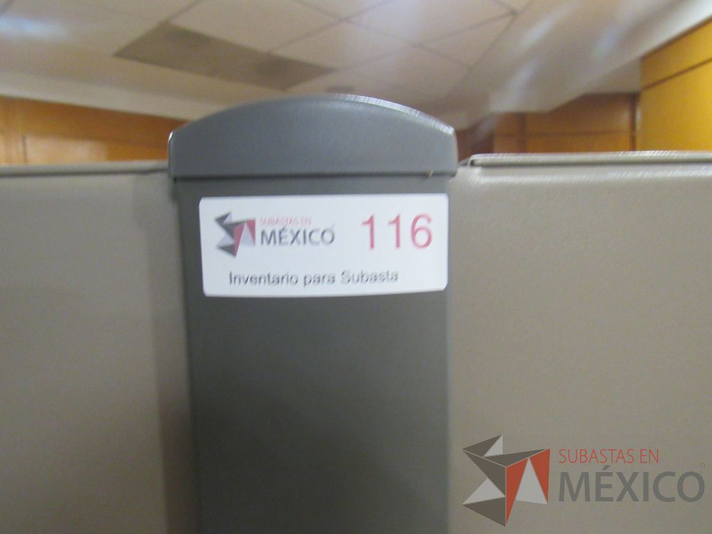 Lote 049 - Estación de trabajo de mampara alta para 2 personas con 2 archiveros de pedestal de 3 cajones - Imagen 9