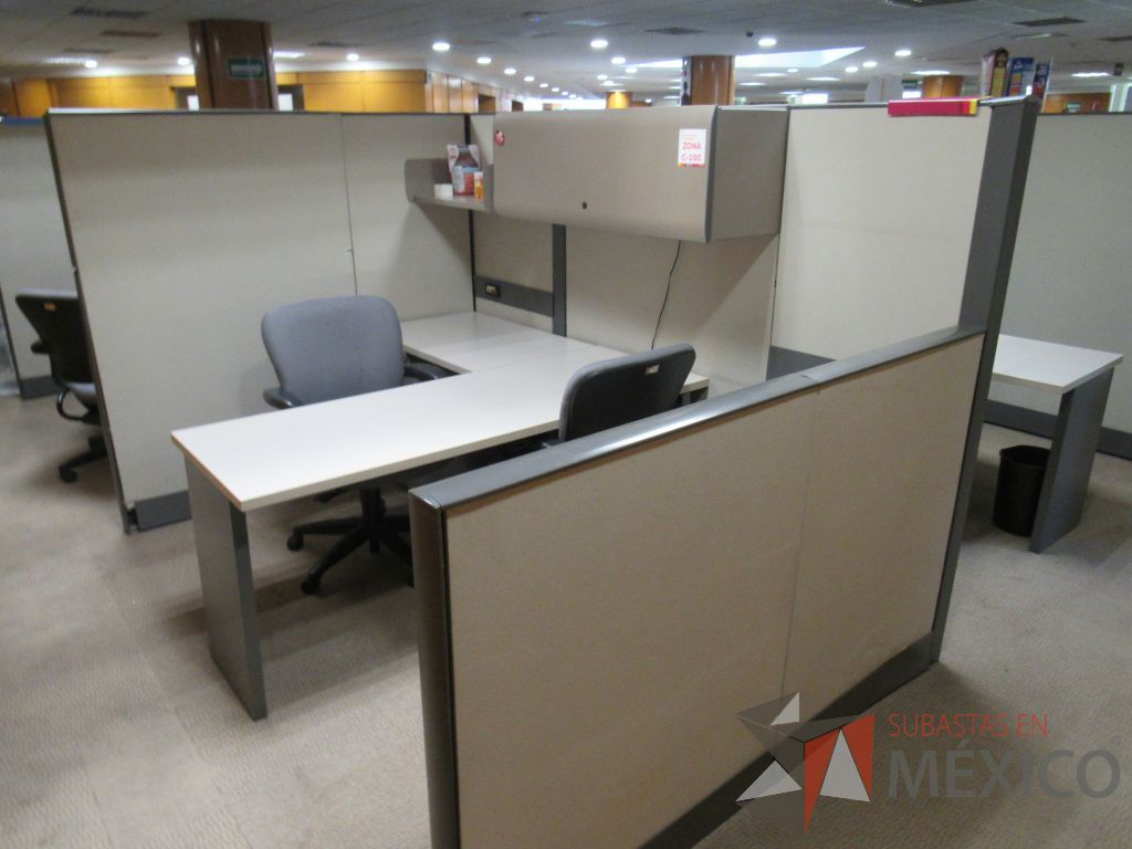 Lote 012 - Estación de trabajo de mampara alta para 12 personas con 14 archiveros de pedestal de 3 cajones - Imagen 7