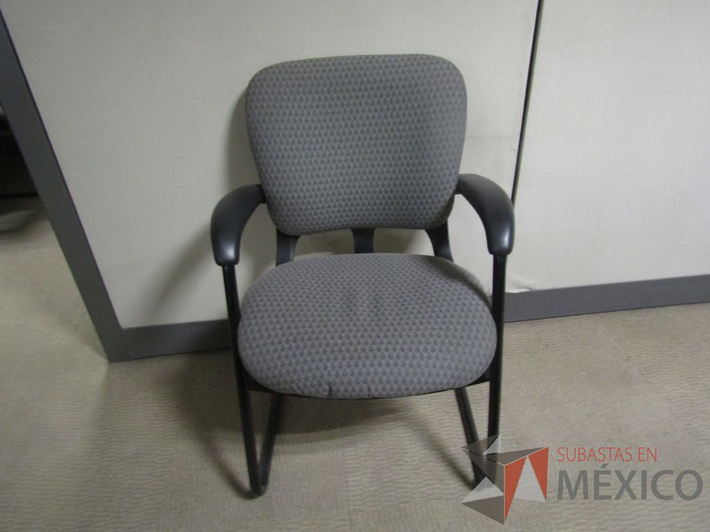 Lote 059 - 2 Sillas de visita tipo trineo con descansabrazos, asiento y respaldo en tela color gris