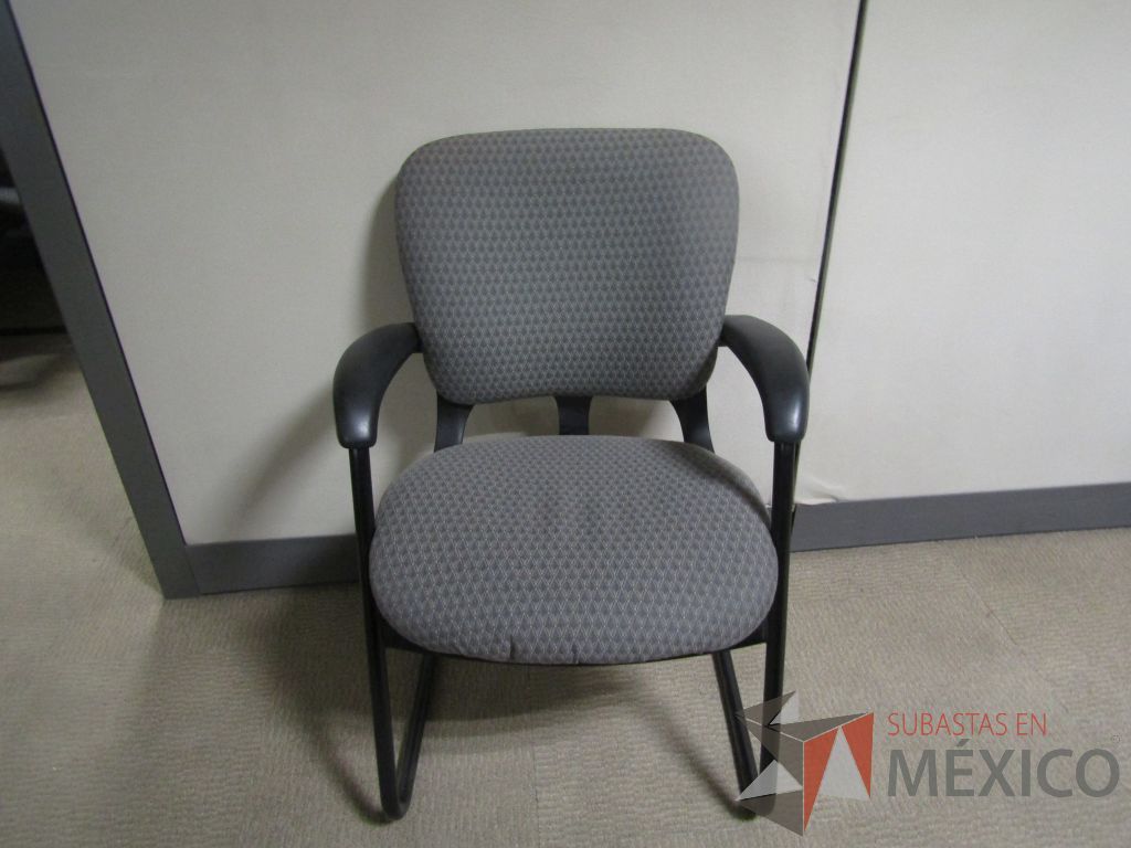 Lote 059 - 2 Sillas de visita tipo trineo con descansabrazos, asiento y respaldo en tela color gris - Imagen 2