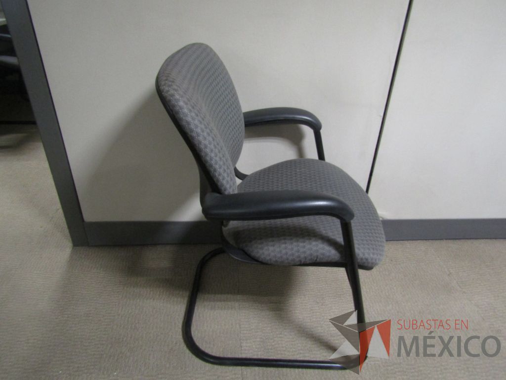 Lote 059 - 2 Sillas de visita tipo trineo con descansabrazos, asiento y respaldo en tela color gris - Imagen 3