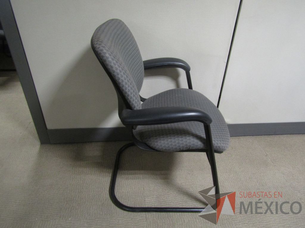 Lote 059 - 2 Sillas de visita tipo trineo con descansabrazos, asiento y respaldo en tela color gris - Imagen 4