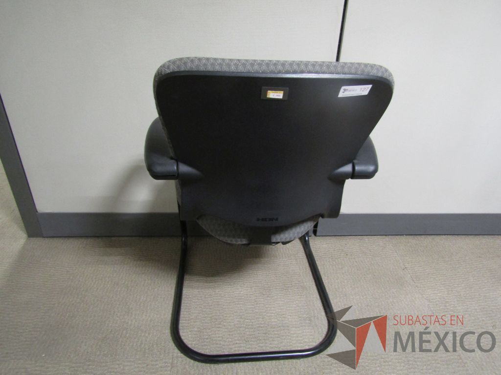 Lote 059 - 2 Sillas de visita tipo trineo con descansabrazos, asiento y respaldo en tela color gris - Imagen 5