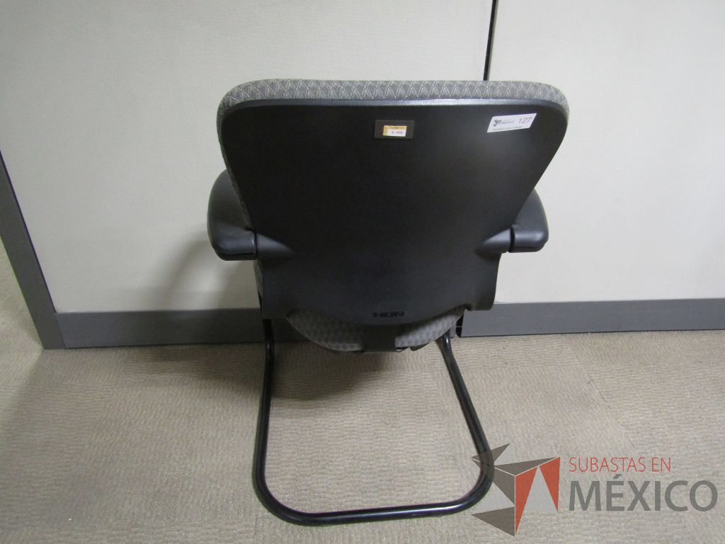 Lote 059 - 2 Sillas de visita tipo trineo con descansabrazos, asiento y respaldo en tela color gris - Imagen 6