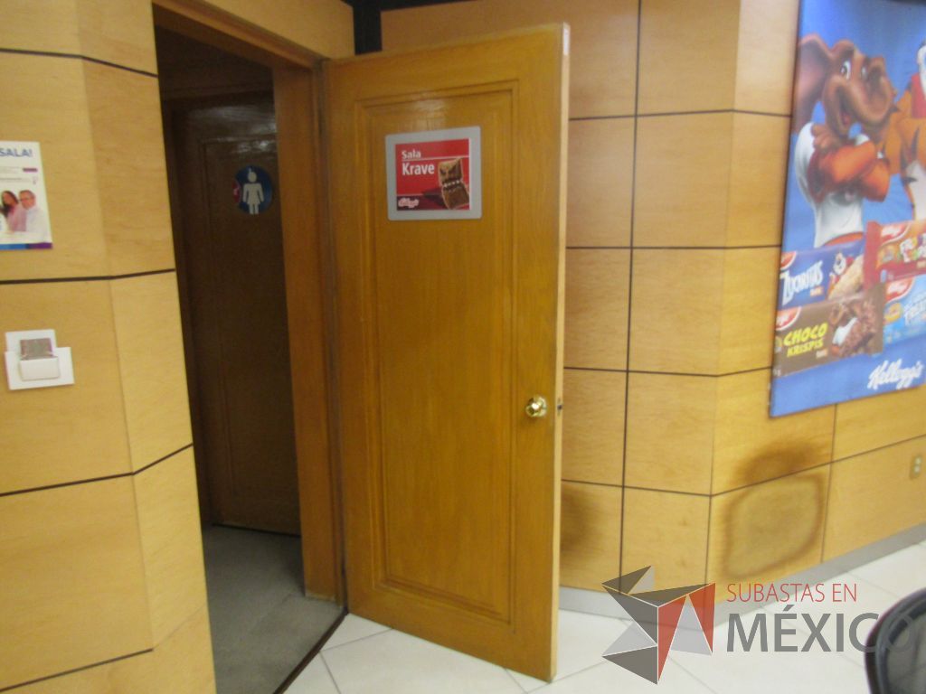 Lote 019 - Puerta de madera con manija metálica