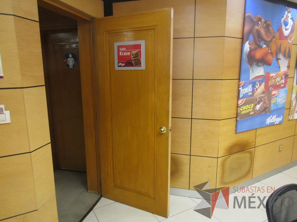 Lote 019 - Puerta de madera con manija metálica - Imagen 4