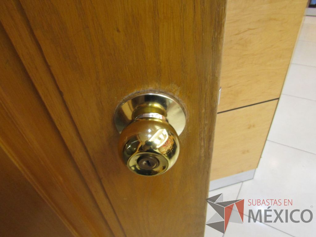 Lote 019 - Puerta de madera con manija metálica - Imagen 5