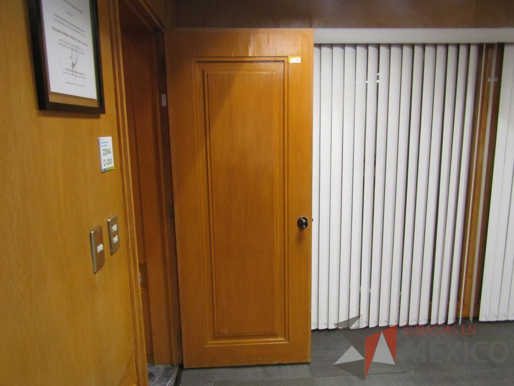Lote 073 - Puerta de madera con manija metálica
