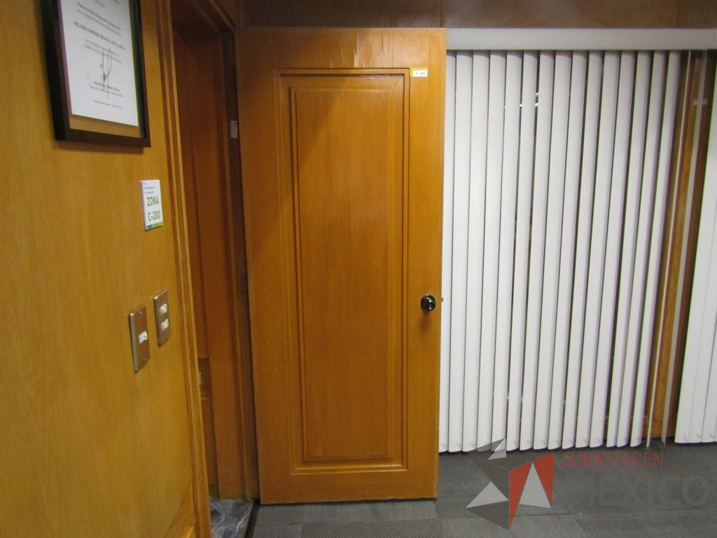 Lote 073 - Puerta de madera con manija metálica - Imagen 3