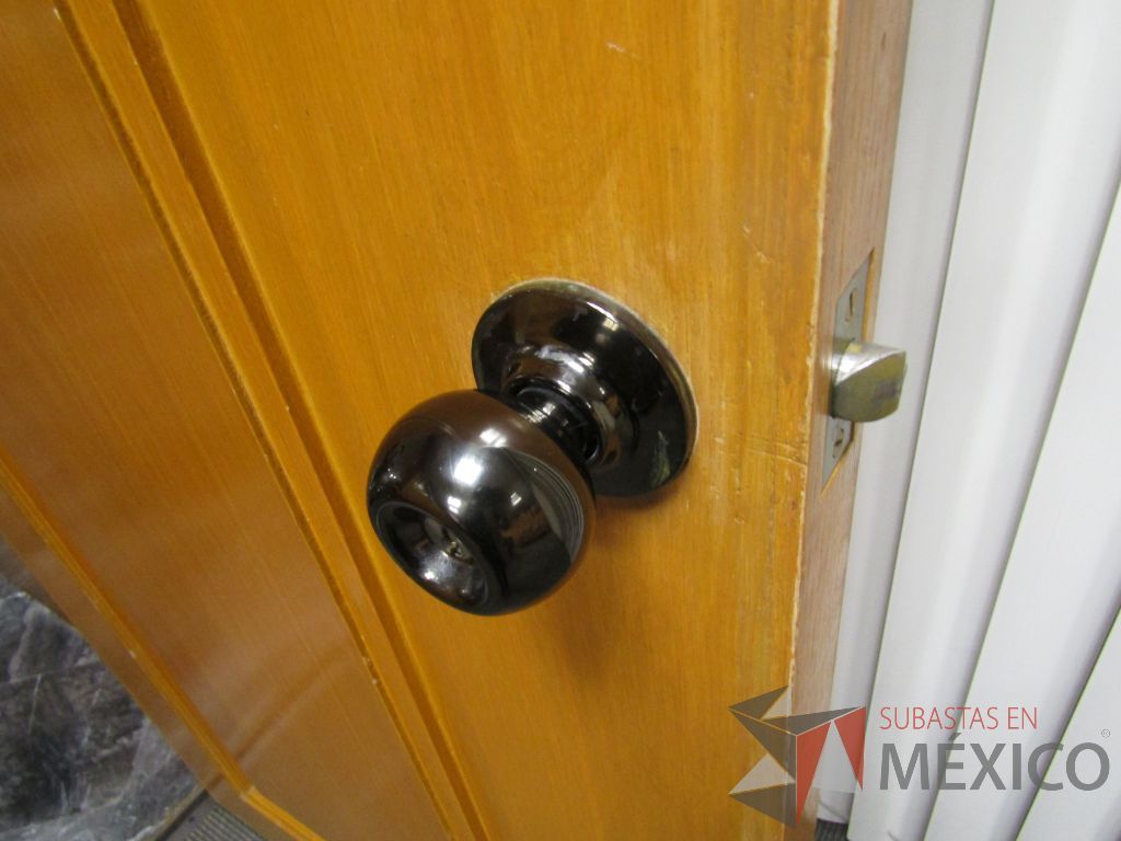 Lote 073 - Puerta de madera con manija metálica - Imagen 5