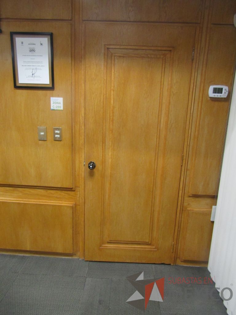 Lote 073 - Puerta de madera con manija metálica - Imagen 6