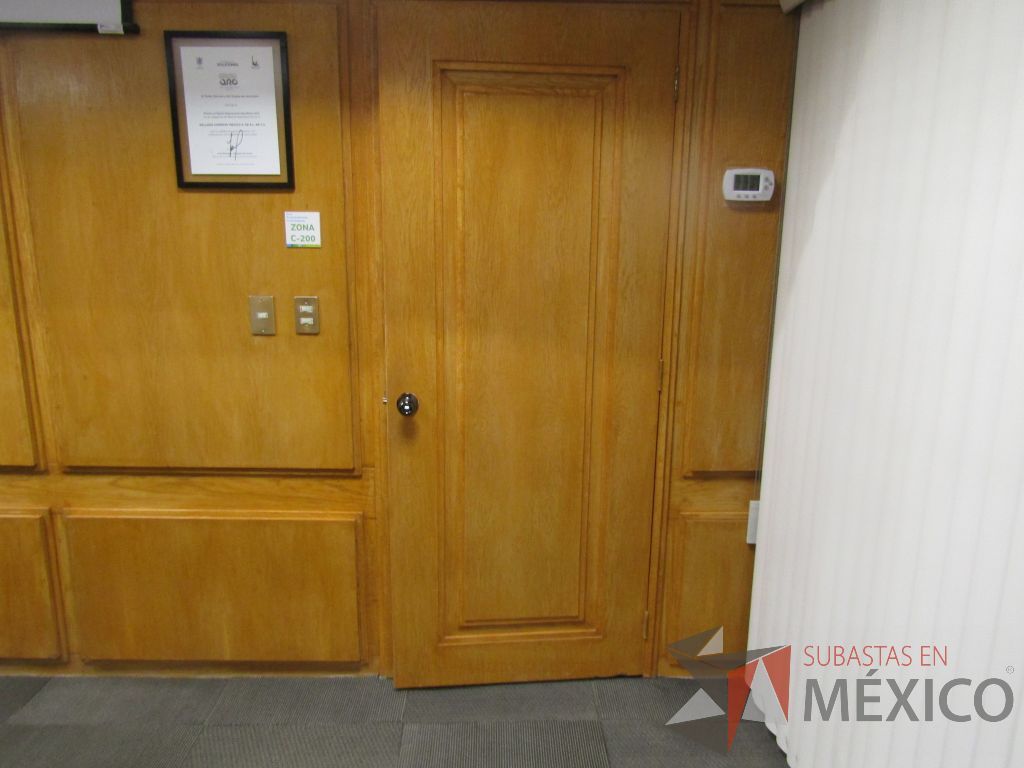 Lote 073 - Puerta de madera con manija metálica - Imagen 7