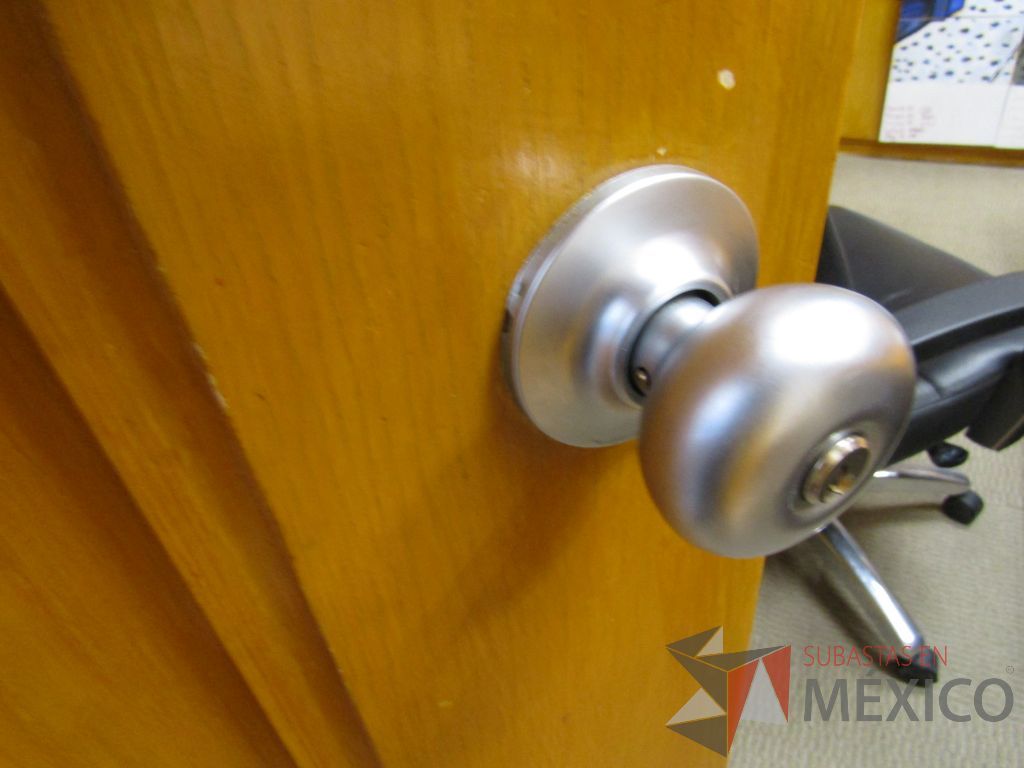 Lote 081 - Puerta de madera con manija metálica - Imagen 2
