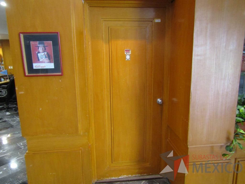Lote 081 - Puerta de madera con manija metálica