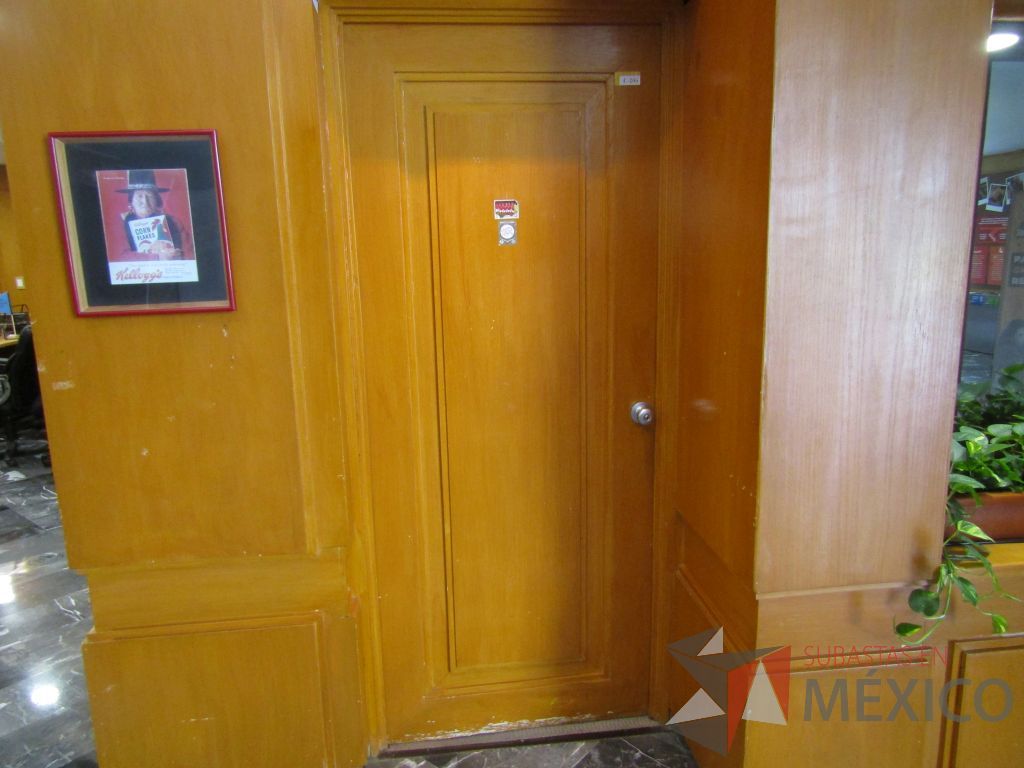 Lote 081 - Puerta de madera con manija metálica - Imagen 4
