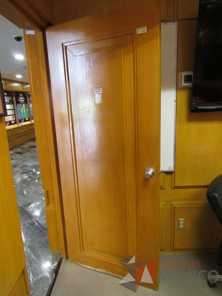 Lote 081 - Puerta de madera con manija metálica - Imagen 5