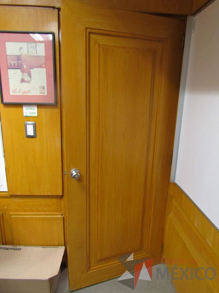Lote 081 - Puerta de madera con manija metálica - Imagen 6