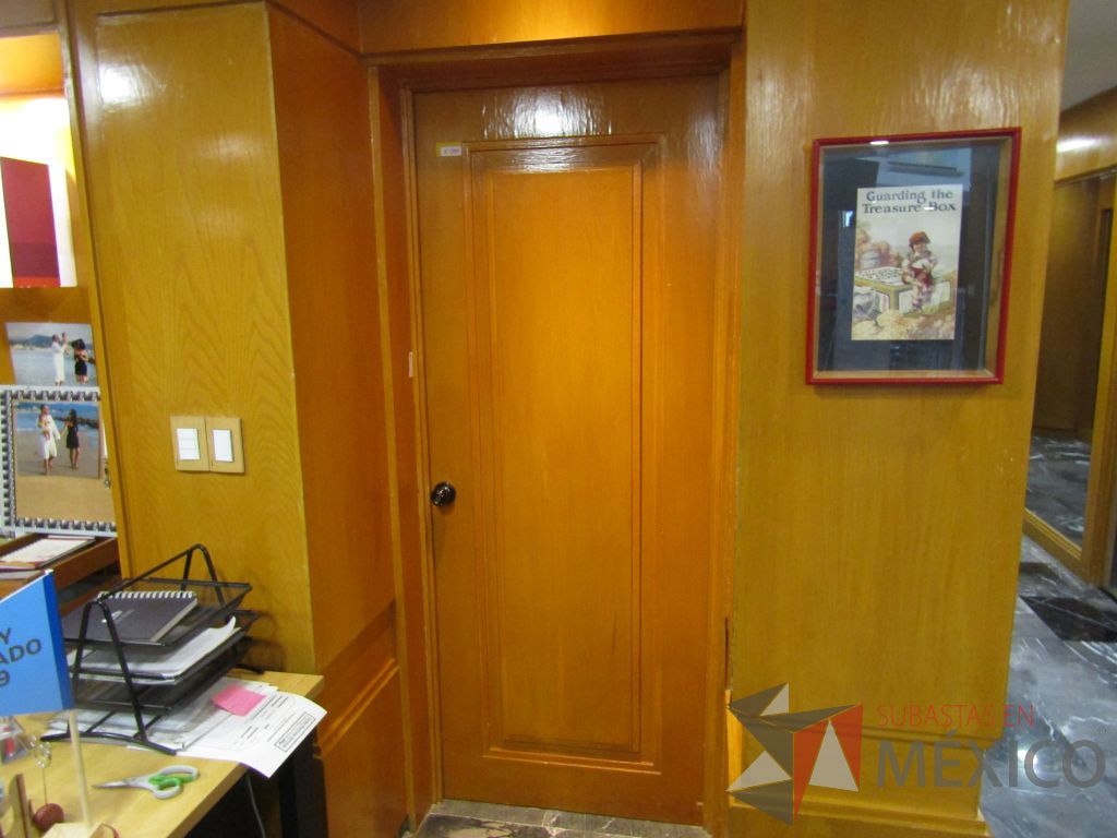 Lote 055 - Puerta de madera con manija metálica - Imagen 3